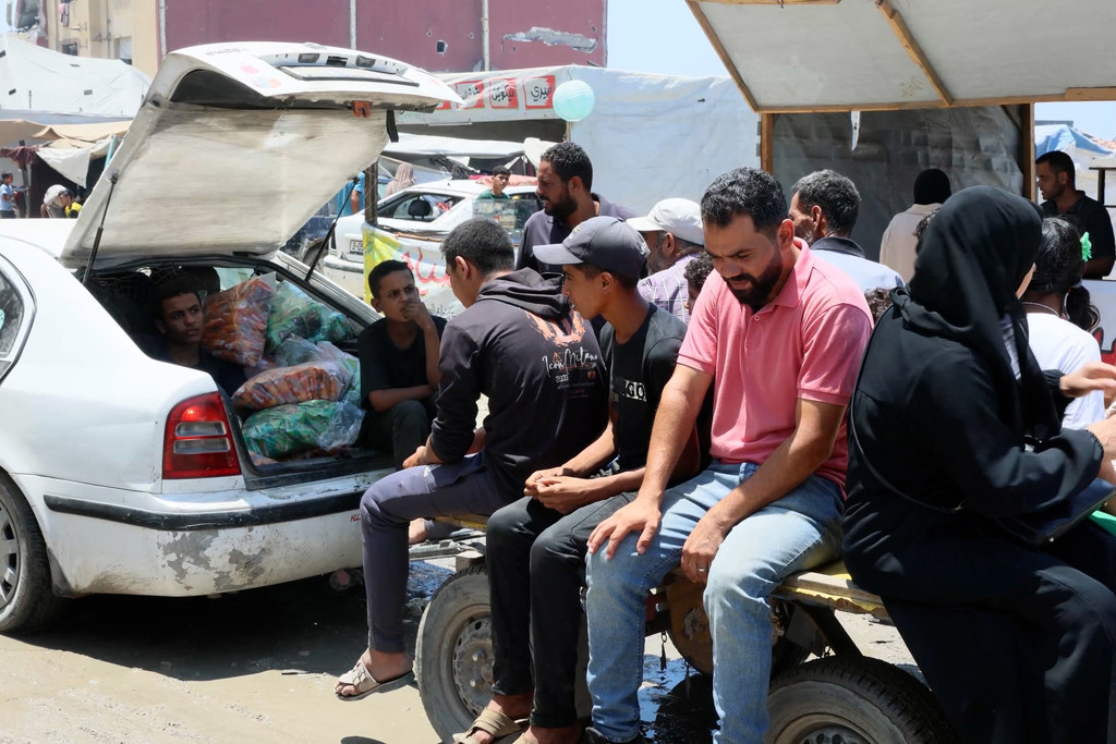 ليس هناك خيارات لسكان غزة سوى استخدام وسائل تنقل محفوفة بالمخاطر، بينما يكتفي آخرون بالتنقل مشيا على الأقدام.